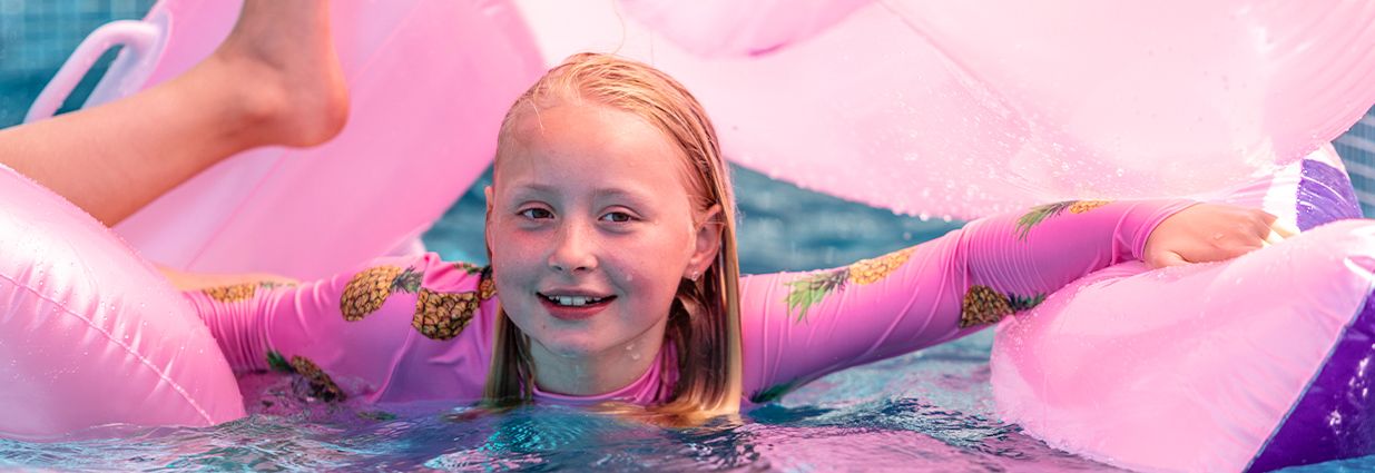 Et barn/junior svømmer i rosa badetøy fra Blount & pool med annaisemønster på