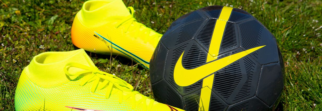 Fotballsko og en fotball fra merket Nike