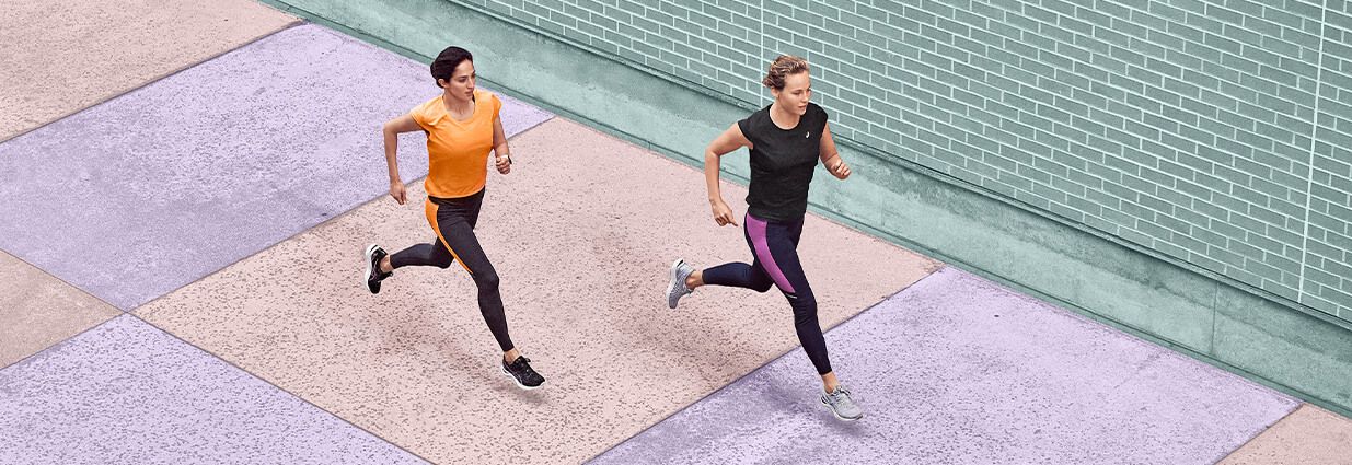 To jenter som løper på gaten med joggeklær i forskjellige farger og modeller
