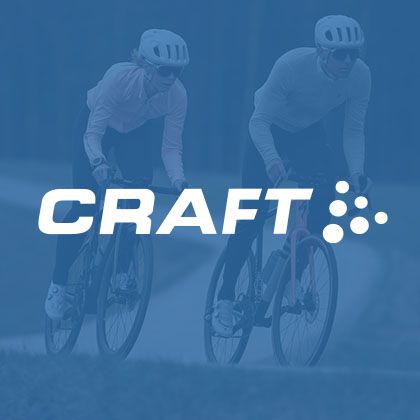 Två personer som cyklar i craft kläder