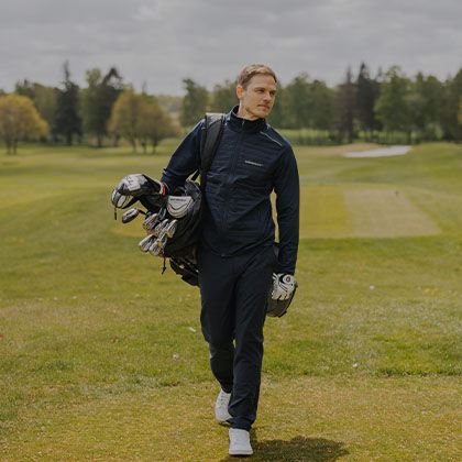 En kille som är ute och spelar golf