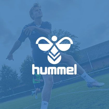 En kille som spelar fotboll i hummel kläder