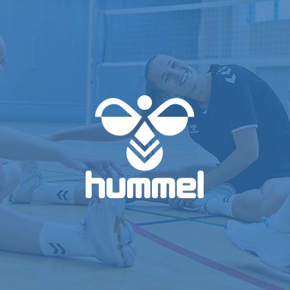 En Kvinna som spelat handboll i hummel kläder