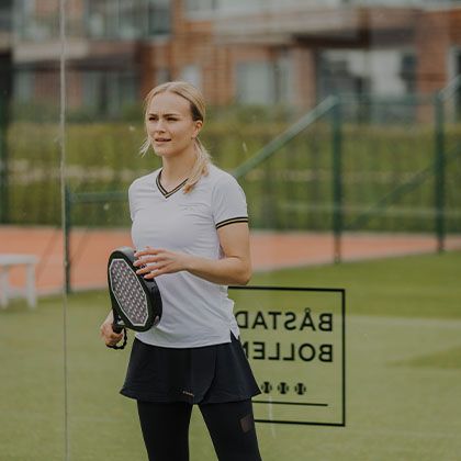 En kvinna som spelar padel