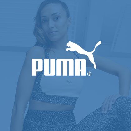 En kvinna i svarta puma träningskläder