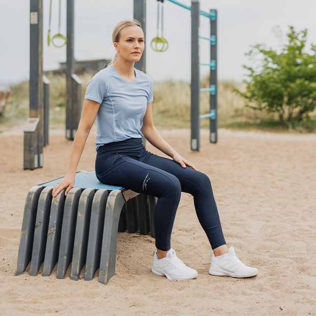 En kvinna som tränare i ett utegym