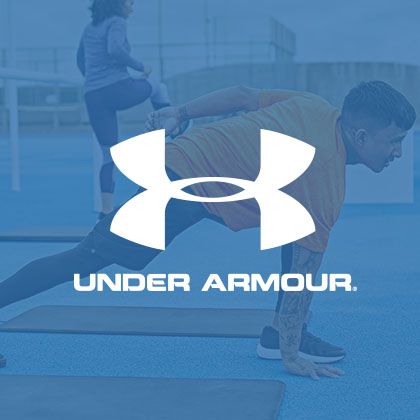 En kille som gör yoga i under armour kläder