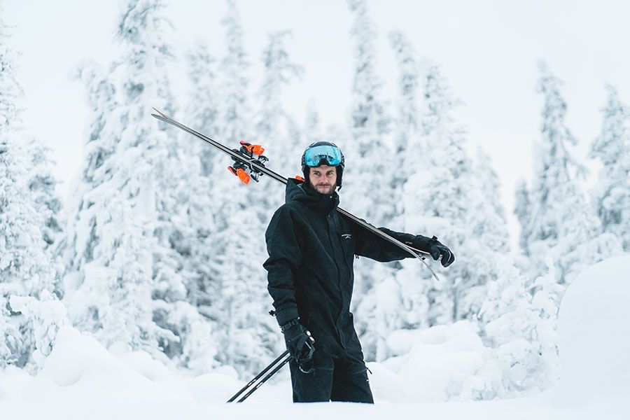 en man med en svart St anton skisuit