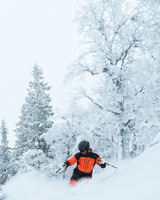 En kvinna i en cervinia skisuit