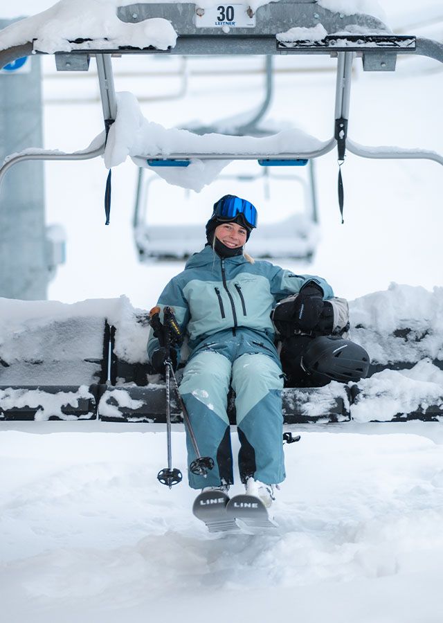 En tjej i en Freeride skisuit