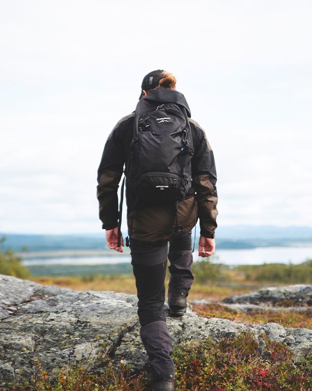 En man går med swedemount ryggsäck