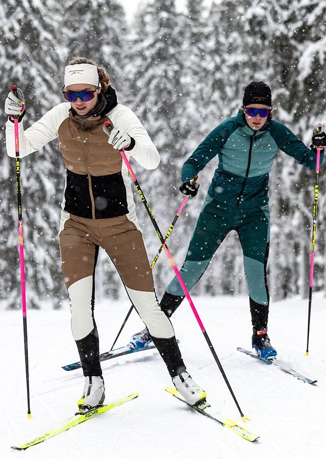 En tjej i en Freeride skisuit