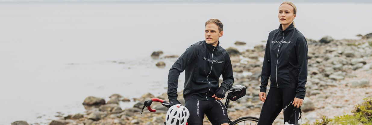 to syklister i svarte swedemount-klær