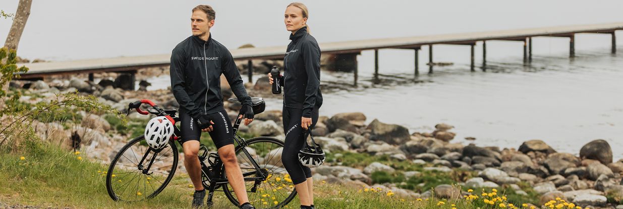 to syklister i svarte swedemount-klær