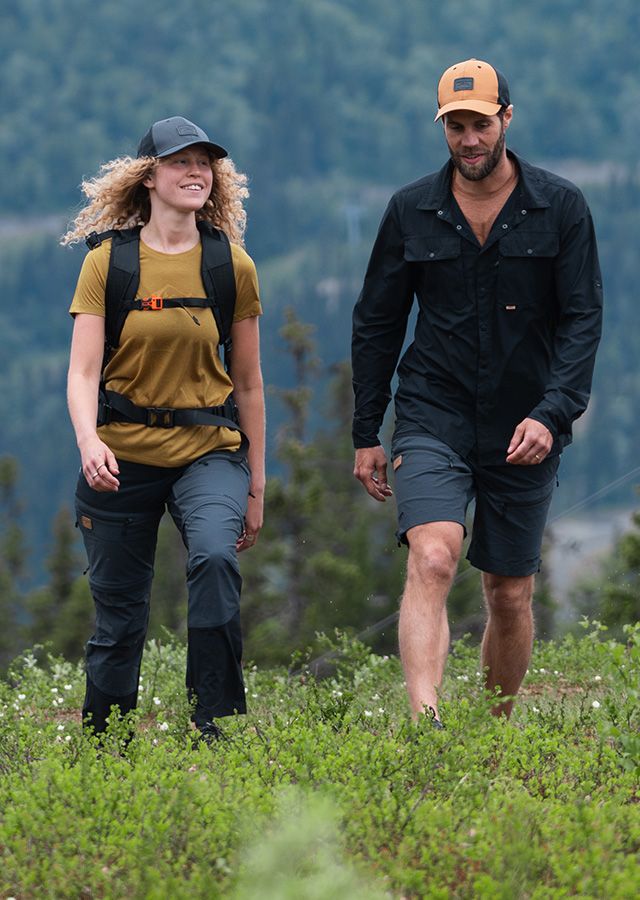 en man och en kvinna ikläda Colorado skidkläder från varumärket Slade