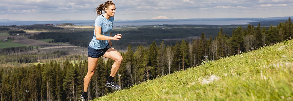 En tjej som är ute och springer i löparkläder från Swedemount