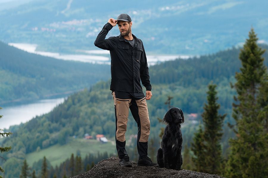 En kille som är ute i naturen och springer