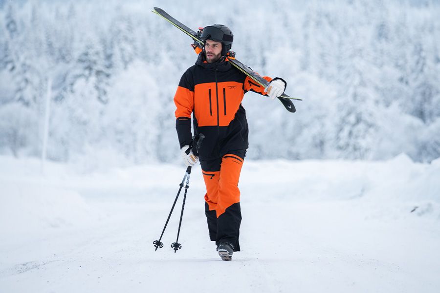 En kille som är ute i naturen och springer