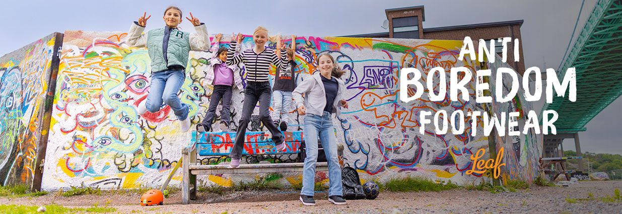 Sex barn och juniorer som går på en basketplan