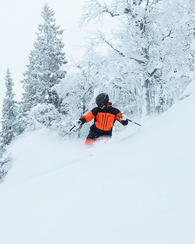 en man ligger i blåbärsriset med friluftskläder från Swedemount