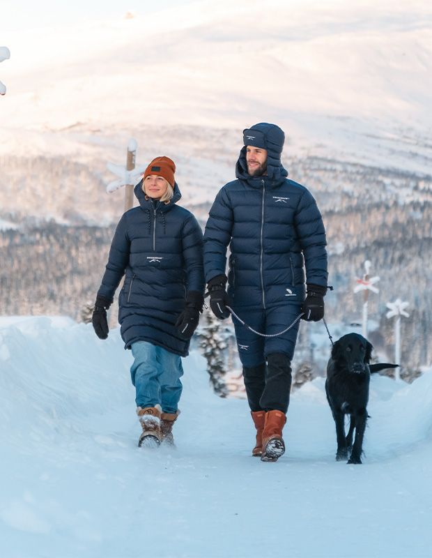 en man och en kvinna i friluftsjackor