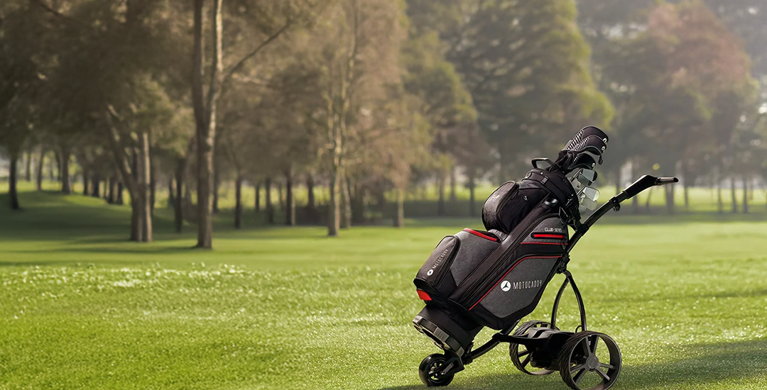 Golfare i sving, rea på golfklubbor, kläder och utrustning