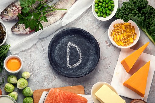D-vitaminrika livsmedel som lax, ägg, ost och gröna grönsaker