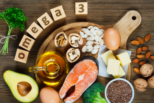 Omega-3-rika livsmedel som lax, avokado, nötter och ägg