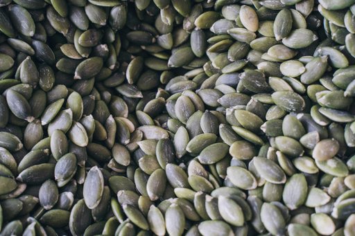 Närbild på pumpafrön, en naturlig källa till magnesium