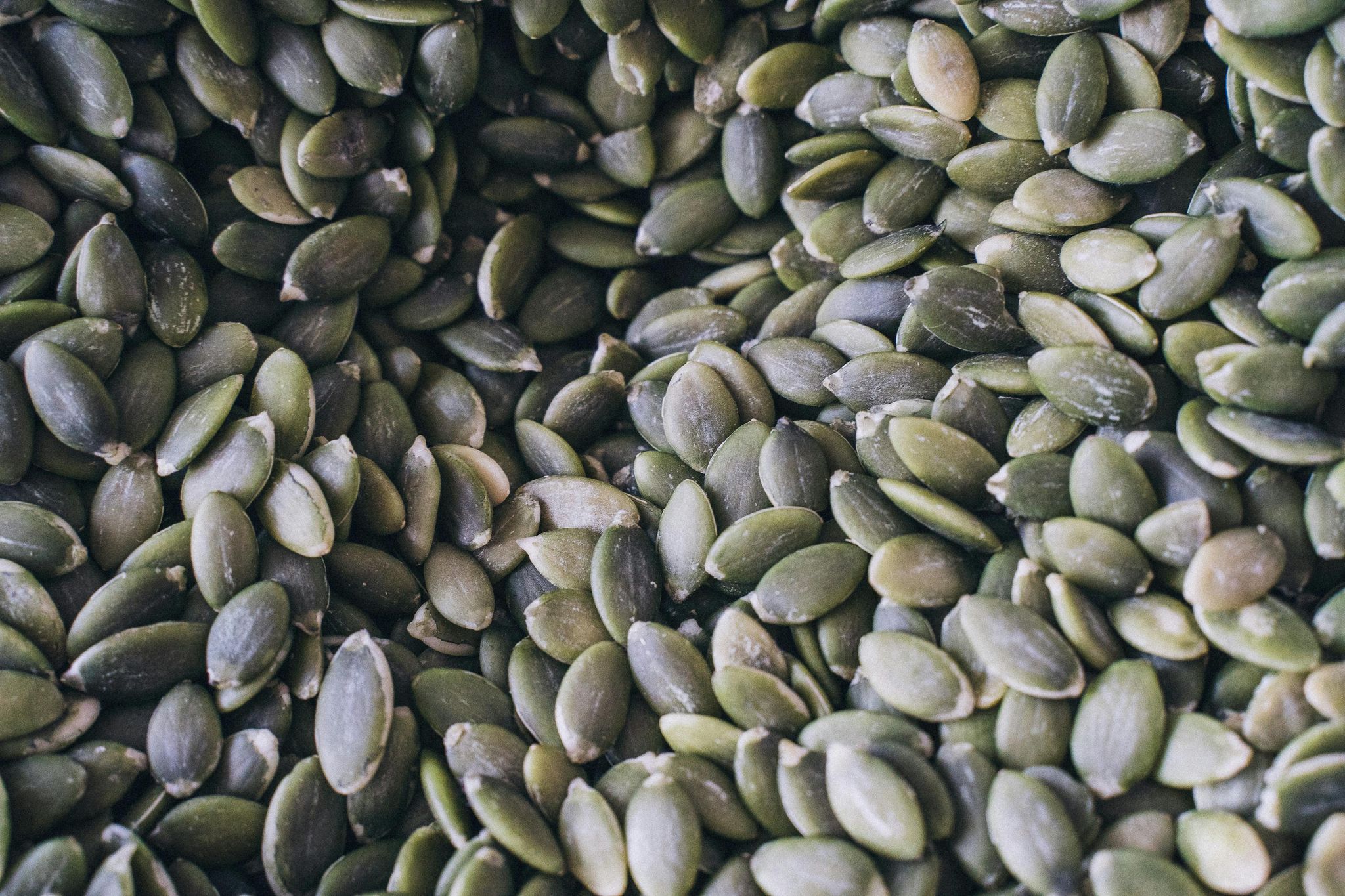 Närbild på pumpafrön, en naturlig källa till magnesium
