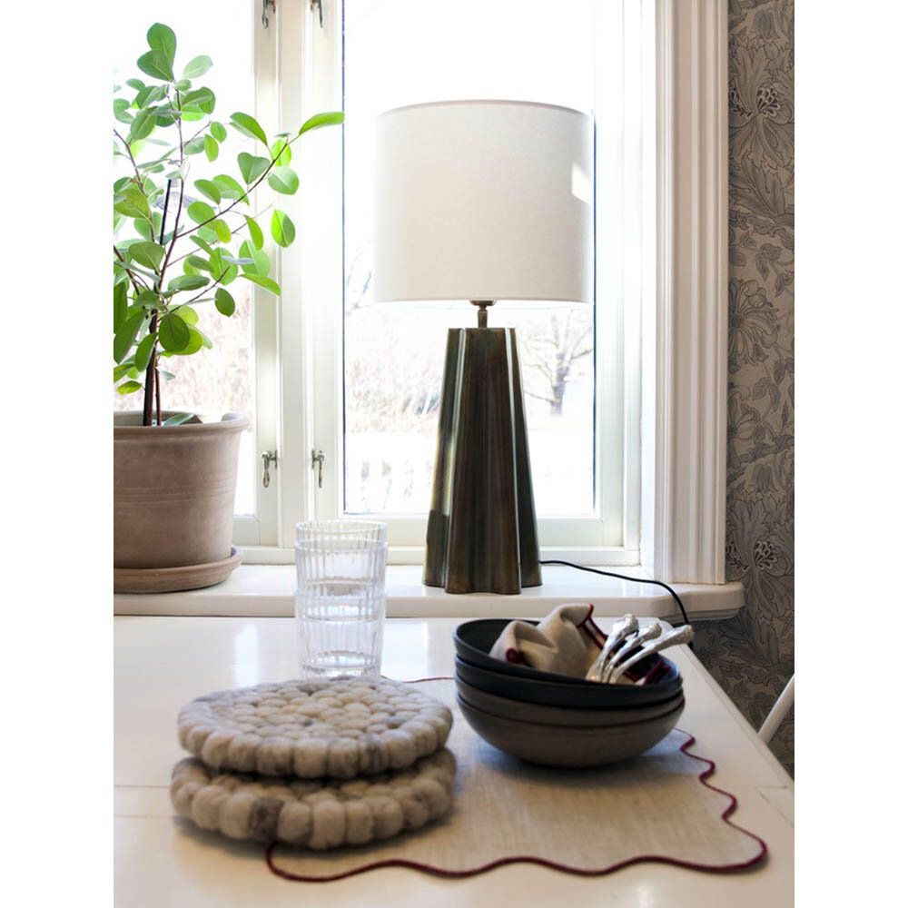 Aira bordslampa med vit skärm