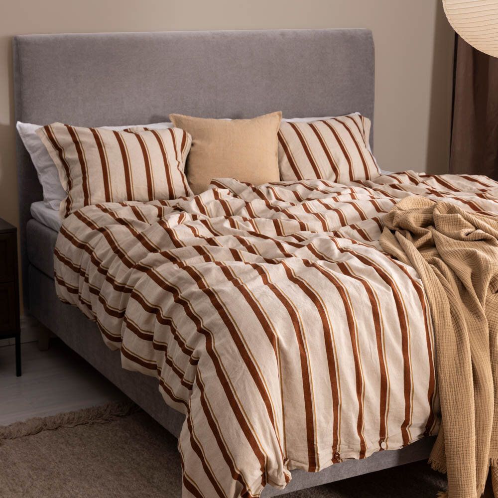 Comfy Kontinentalsäng 160x200 med Bäddmadrass och gavel