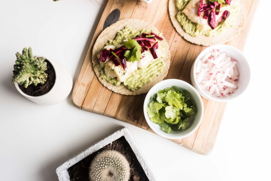 Torsktacos med syrlig rödkålsallad och ärttzatziki